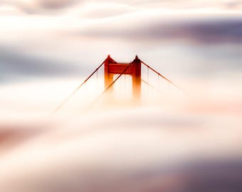 San Francisco Fog Print - foto puente Golden Gate de la niebla de San Francisco - hermosa arte y decoración - blanco, rojo, rosa