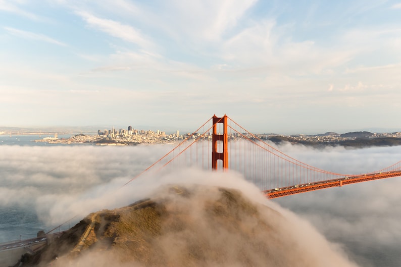 Niebla Golden Gate Bridge de San Francisco California de fotografía arte de Frisco imagen puesta de sol impresionantes colores vibrantes niebla puente Golden Gate imagen 1