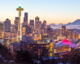 Seattle Fotografie - Seattle Skyline Print bij zonsopgang - foto Seattle, Mt Rainier, de Space Needle in landschap Panorama formaat