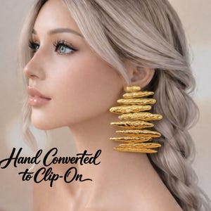 Pendientes gigantes de clip en tono dorado martillado: joyería abstracta con un toque llamativo