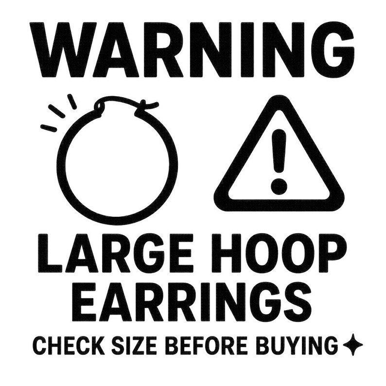 Pu&ograve; includere: Grafica in bianco e nero con la parola "WARNING" sopra un'illustrazione di un grande orecchino a cerchio e un simbolo di punto esclamativo. Sono inclusi anche i testi "LARGE HOOP EARRINGS" e "CHECK SIZE BEFORE BUYING".