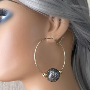 1 paar gouden CLIP ON-oorbellen - 2,5&quot; goudkleurige draadoorbellen met grote zwarte en zilveren kraal - optie clip-on of piercing