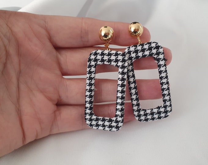 Retro Black & white  - dogtooth  pattern rectangle shape long drop earrings - 2.75" length - 9ct gold plated screw back clip on stud