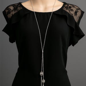 88cm lange silberfarbene Lariat-Halskette mit Tibetsilberperlen und Quastenanhänger