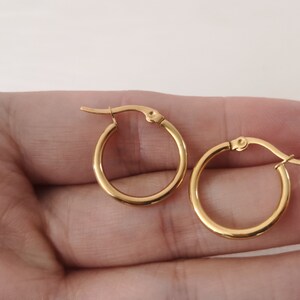 1 paire de petites boucles d’oreilles en acier inoxydable - 2cm - 0.75 » - Résistant au ternissement - Option or ou acier