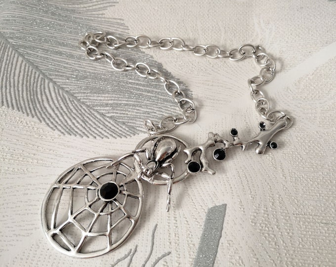 Halloween Jewellery - 18" long Burnished Silver coloured spider web chain & pendant necklace - chunky chain - black damante detail