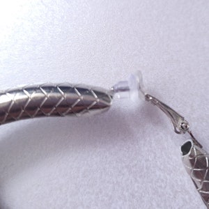 Grote zilveren toon CLIP ON hoepel oorbellen 3,5 diameter, dikke patroon buis hoepel oorbellen clip op of doorboorde optie, Grote statement hoepels afbeelding 4