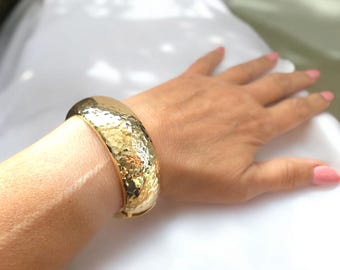 Big chunky 14k Gold plated alloy hinged bangle, hammered patterned thick 1" wide bracelet - bangle  hinge opening, Gorgeous statement bangle