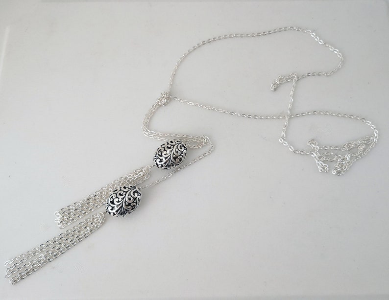 Collier de style lariat noué de ton argent de 34 pouces de long avec perles en argent tibétain et détail de pompon en chaîne image 7