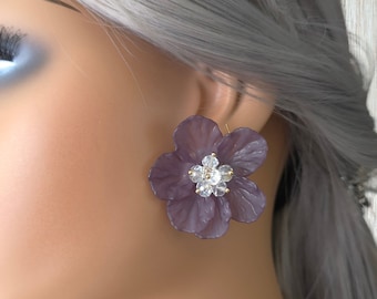 1 pair of 1.75" frosted grey flower design CLIP ON stud earrings - for Pierced or non pierced ears   #AMB