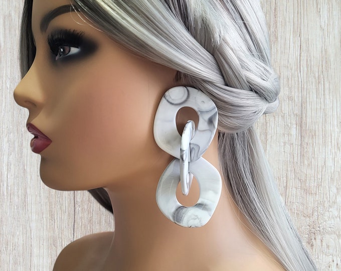 1 pair of big chunky 4" long white & grey tone CLIP ON acrylic chain link design drop earrings - Clip on or pierced  - Read description