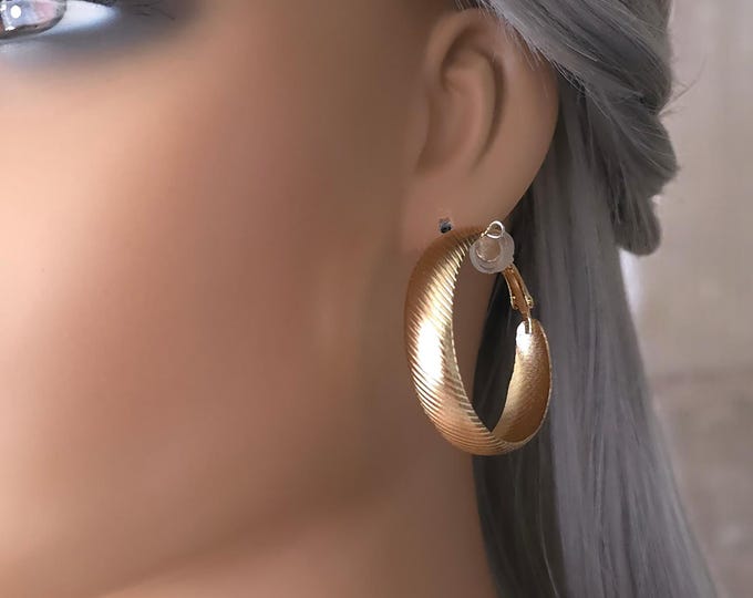 1 pair gold tone CLIP ON hoop earrings - 1.5" wide line patterned hoop earrings for non pierced ears - Flat - curved tube hoops