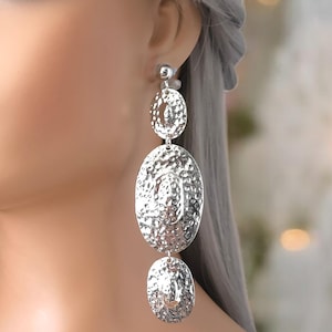 1 Paar silberfarbene Clip on Tropfen Ohrringe - 4,75 &quot;lange geschichtete gemusterte Tropfenohrringe für nicht durchbohrte Ohren - Ohrclips, große, lange Ohrringe.&quot;