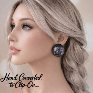 Große klobige Schwarz & Grau Swirl Harz Top Clip-On Ohrstecker | Statement-Kuppel-Ohrringe | Leichte runde Ohrclips für nicht durchbohrte Ohren