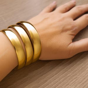 Set van 3 extra brede gouden roestvrijstalen armbanden – glanzende effen dikke stapelarmbanden – groot formaat 68 mm binnendiameter – 12 mm