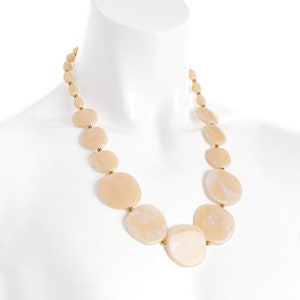 Beautiful 26&quot; long gold tone & cream marble reffect resin flat graduated bead necklace
