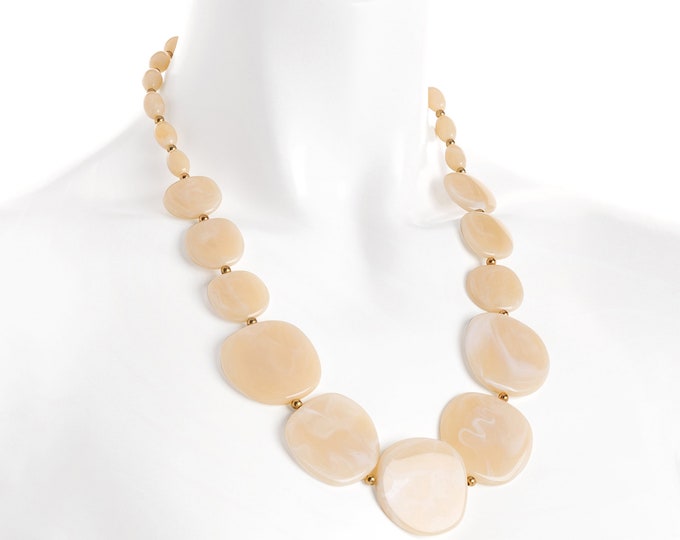 Beautiful 26" long gold tone & cream marble reffect resin flat graduated bead necklace