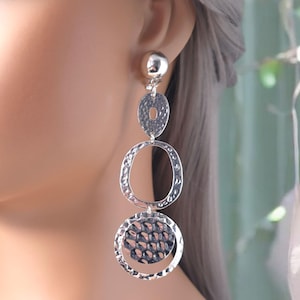 1 Paar lange silberfarbene Clip on Tropfenohrringe - 10cm lange Hängeohrringe mit Kettengliedern - ohne Ohrlöcher, große, silberfarbene Ohrclips