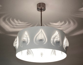 Lampe moderne, design original, plafonnier blanc journée ensoleillée