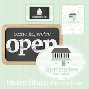 Puede incluir: Un conjunto de carteles imprimibles para una panadería, con un cartel de pizarra que dice "come in, we're open", un logotipo con un edificio y el texto "Sprinkles bake shop", y un logotipo con una magdalena y el texto "cupcakes".