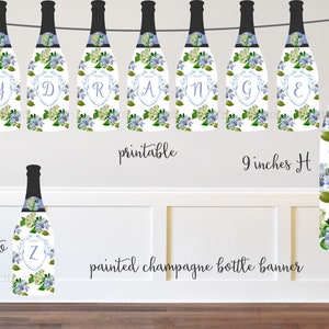 Könnte beinhalten: Ein druckbares Champagnerflaschenbanner mit einem floralen Design aus blauen und grünen Hortensien. Jede Flasche ist 23 cm hoch und zeigt einen Buchstaben von A bis Z. Das Banner ist mit einem weißen Hintergrund gestaltet.