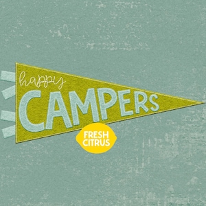 以下が含まれることがあります： 青い文字で「happy campers」と「fresh citrus」と書かれた黄色の旗。旗は青いテクスチャの背景の上にあります。