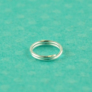 Peut inclure: Un anneau de jonction en argent, un petit anneau métallique utilisé pour relier les composants de bijoux.