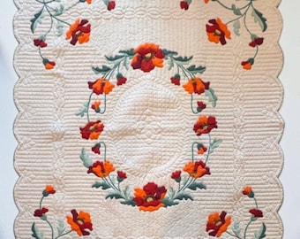 Trapunta vintage con applicazioni di papaveri, realizzata a mano e cucita a mano, colori vivaci, 80"x94".