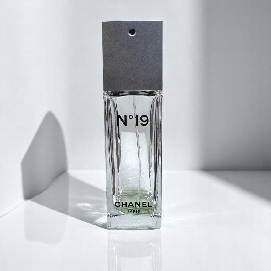 ★CHANEL 19 EDT ヴィンテージ かわいいボトル 30ml★ ☆CHANEL 19 EDT ヴィンテージ かわいいボトル 30ml☆オンライン
