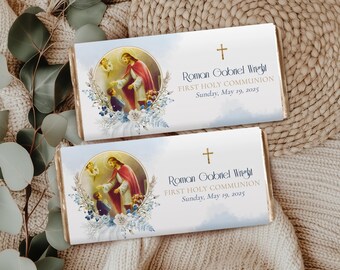 Puede incluir: Dos envoltorios de barras de chocolate con temática religiosa. Cada envoltorio presenta una ilustración de una figura religiosa con niños, rodeada de flores. El texto dice "Roman Gabriel Wright, Primera Comunión, domingo 19 de mayo de 2025."