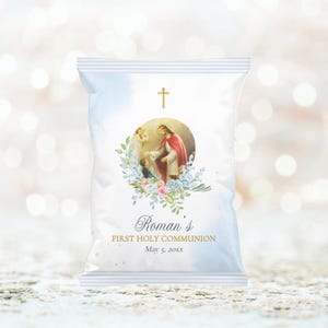 Puede incluir: Una bolsa de chips blanca con un diseño de acuarela azul y blanco. La bolsa presenta una imagen religiosa de Jesús y un niño, rodeados de acentos florales. El texto en la bolsa dice "Roman's First Holy Communion May 5, 20xx".