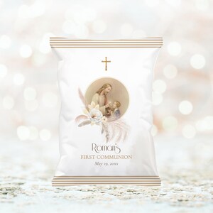 Puede incluir: Bolsa de patatas fritas blanca con una cruz dorada, una imagen de Jesús dando la comunión a un niño y el texto "Roman's First Communion May 19, 20XX".