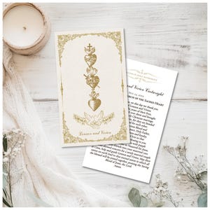 Peut inclure: Faire-part de mariage crème avec des détails dorés. Le design présente trois cœurs stylisés, une croix et une colombe. Les noms "Lennox and Vivien" sont visibles. Une seconde carte avec du texte est également présente.