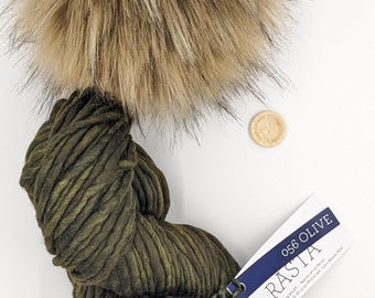 Nouvelle couleur olive Malabrigo Rasta. Kit de création. Laine mérinos. Fil et pompon. Pompon en fausse fourrure.