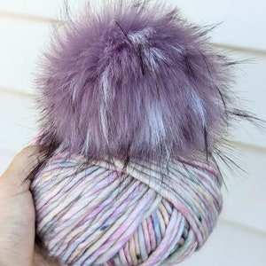 Luxus Merino Wolle Garn + Pom Set. Kit.DHG Piuma. Kunstpelz Bommel. Lilatöne. Rosa. Frühling.