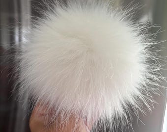 Pompon van imitatiebont. Zuiver wit.Wit. Hoeden