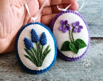 Ornamenti floreali ovali in feltro con viole selvatiche e fiori di giacinto d'uva, decorazioni pasquali con fiori primaverili, idea regalo per la festa della mamma