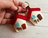 Felt Small House keychain, Moving gift, New home Housewarming gift, tiny houses charm keyring