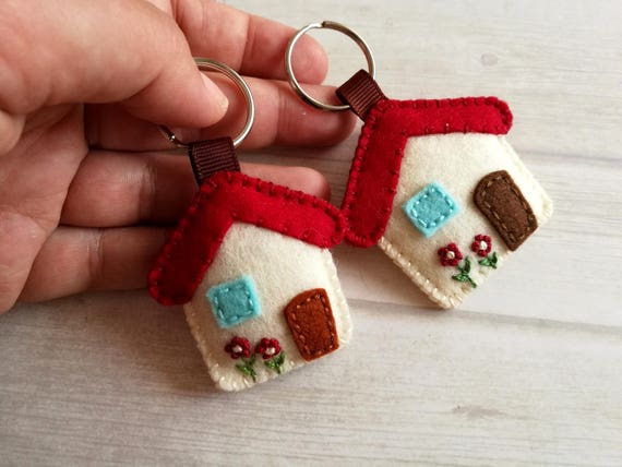 Felt Small House keychain, Moving gift, New home Housewarming gift, tiny houses charm keyring