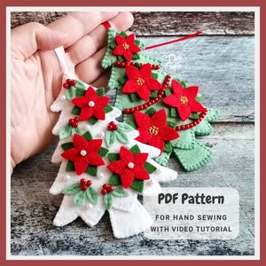 Può includere: Due decorazioni natalizie in feltro a forma di albero. Una è bianca con stelle di Natale rosse, foglie verdi e bacche rosse. L'altra è verde con stelle di Natale rosse e una ghirlanda di perline rosse. Il testo "PDF Pattern" è visibile.
