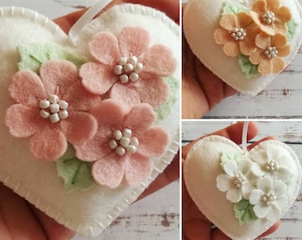 Adorno de corazón floral de fieltro de lana rosa pastel, corazones blancos con flores para boda o San Valentín / HECHO A PEDIDO