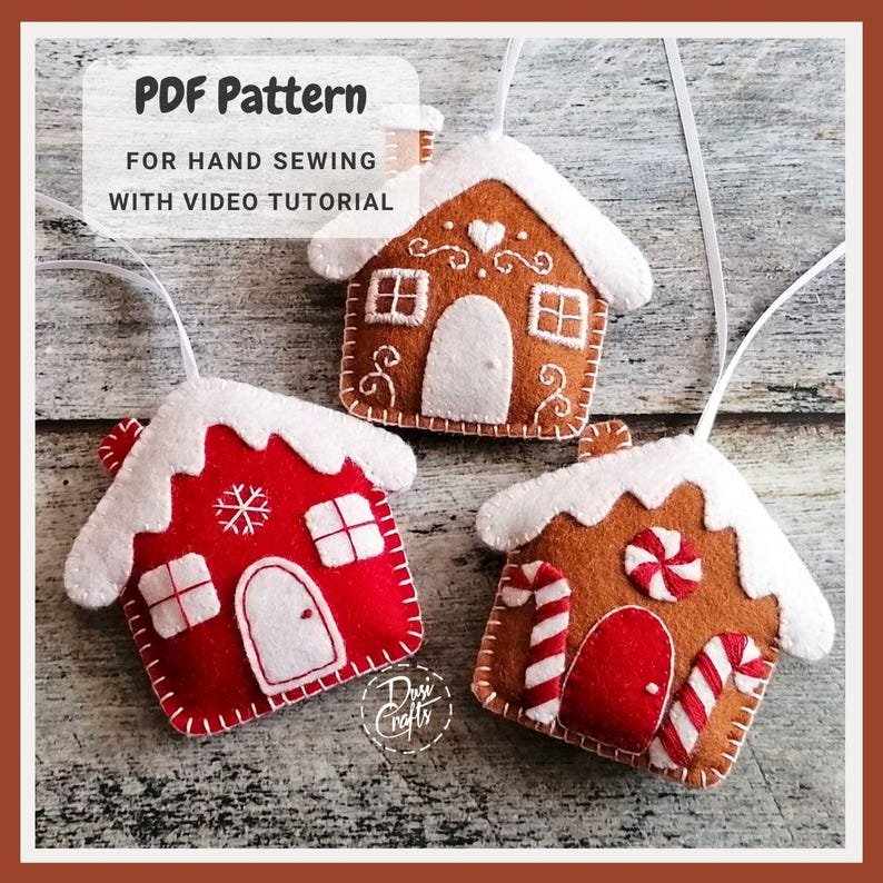 K&ouml;nnte beinhalten: Drei Filz-Lebkuchenhaus-Ornamente mit wei&szlig;en, schneebedeckten D&auml;chern und dekorativen Details. Eines ist rot und zwei sind braun. Der Text "PDF Pattern FOR HAND SEWING WITH VIDEO TUTORIAL" ist enthalten.