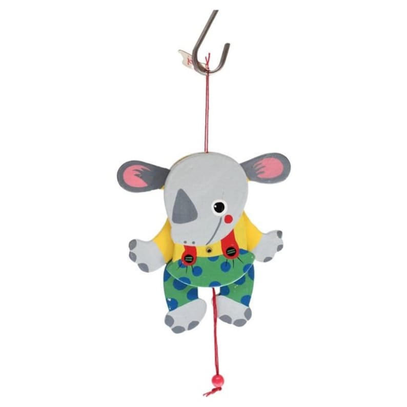 Puede incluir: Un t&iacute;tere de madera gris de un rinoceronte que lleva un mono amarillo con lunares verdes y azules. El t&iacute;tere est&aacute; colgado de una cuerda roja con una peque&ntilde;a cuenta roja en la parte inferior.