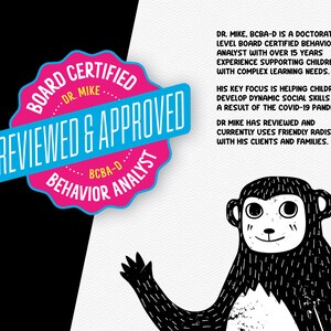 Puede incluir: Un sello circular rosa y azul con el texto "Board Certified" y "Reviewed & Approved" en blanco. El sello tambi&eacute;n incluye el texto "Dr. Mike" y "BCBA-D Behavior Analyst". Una ilustraci&oacute;n en blanco y negro de un mono con una expresi&oacute;n amigable est&aacute; en el fondo.