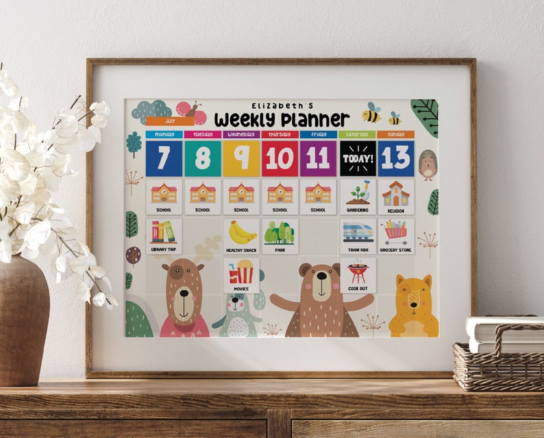 Puede incluir: Un planificador semanal colorido con un oso de dibujos animados, un erizo y una abeja. El planificador incluye los d&iacute;as de la semana, las fechas y las actividades para cada d&iacute;a. El texto en el planificador dice "Elizabeth's Weekly Planner".