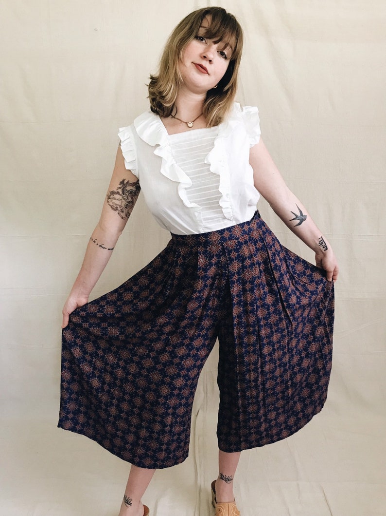90/'s liz claiborne gaucho navy rayon wide leg capris
