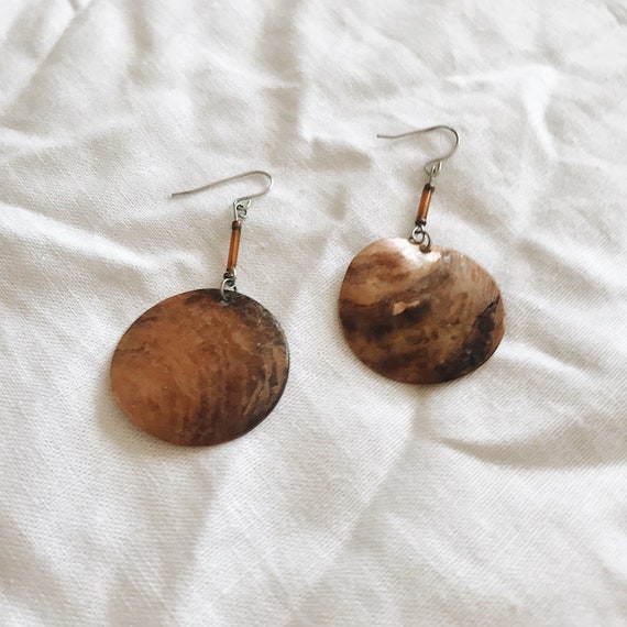 natural brown shell tropic circle dangle earrings - image 1
