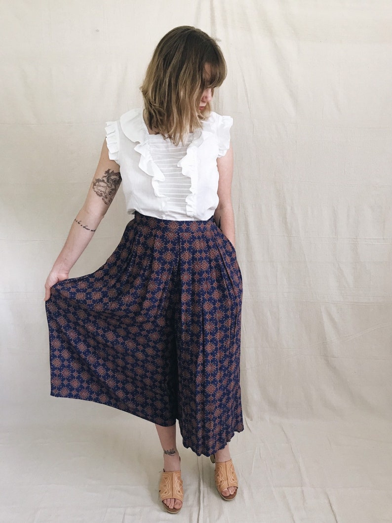 90/'s liz claiborne gaucho navy rayon wide leg capris