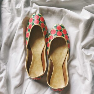 Hand painted vintage indian split toe gold slippers