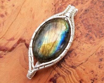 Labradorite Pendant >< Wire Wrap >< Handmade Pendant >< Silver Pendant >< Silver Jewelry >< Handmade Jewelry >< Labradorite >< Gemstone